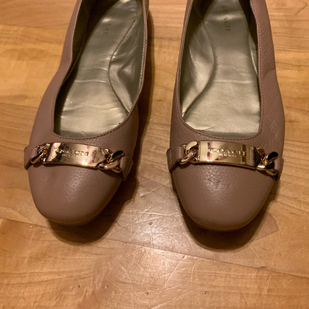 🎀 COACH Rose Pink Leather Flats SHOES womens size 8 Gold Logo Bar - Picture 4 of 6